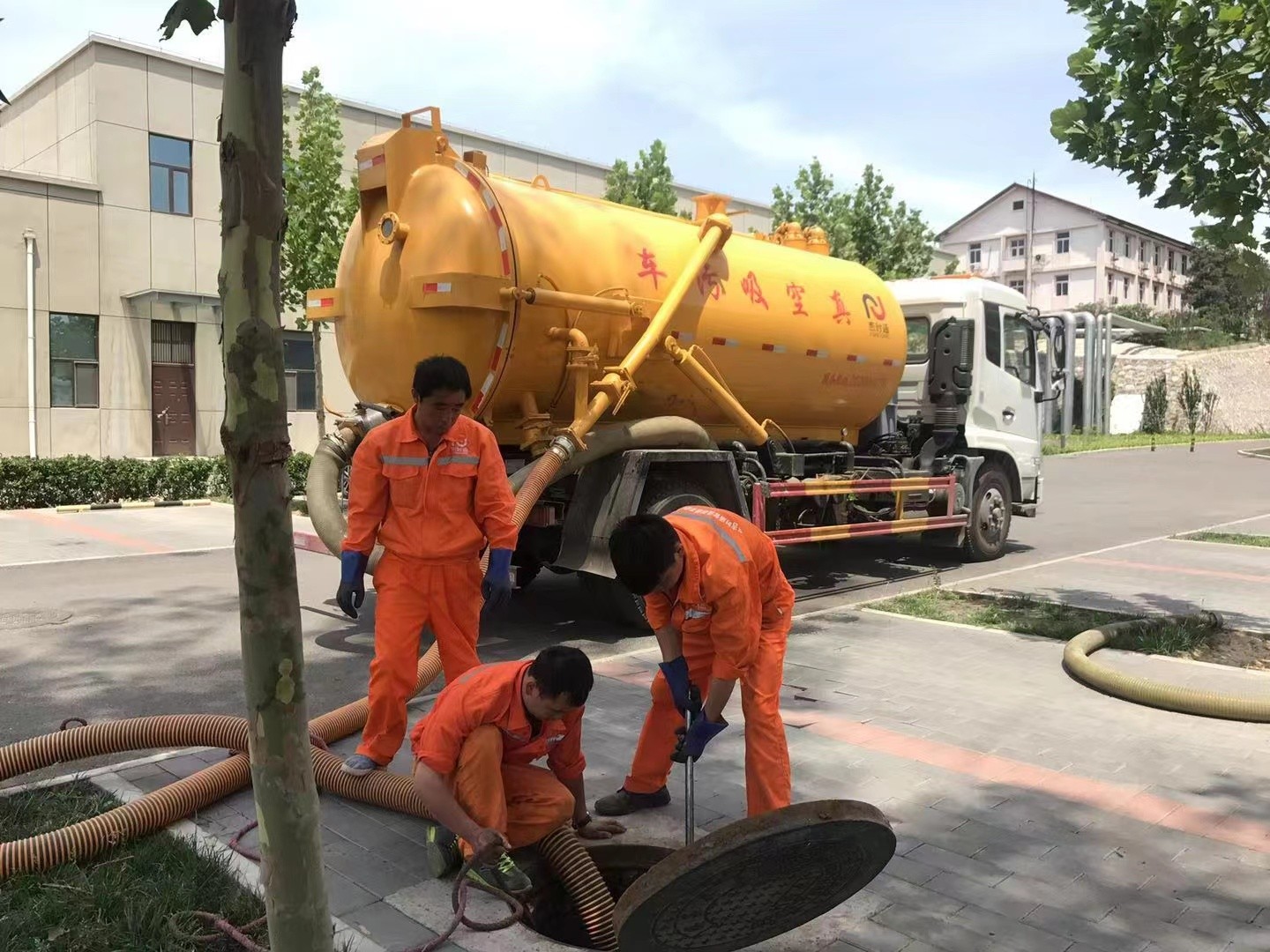 合江管道疏通车停在窨井附近