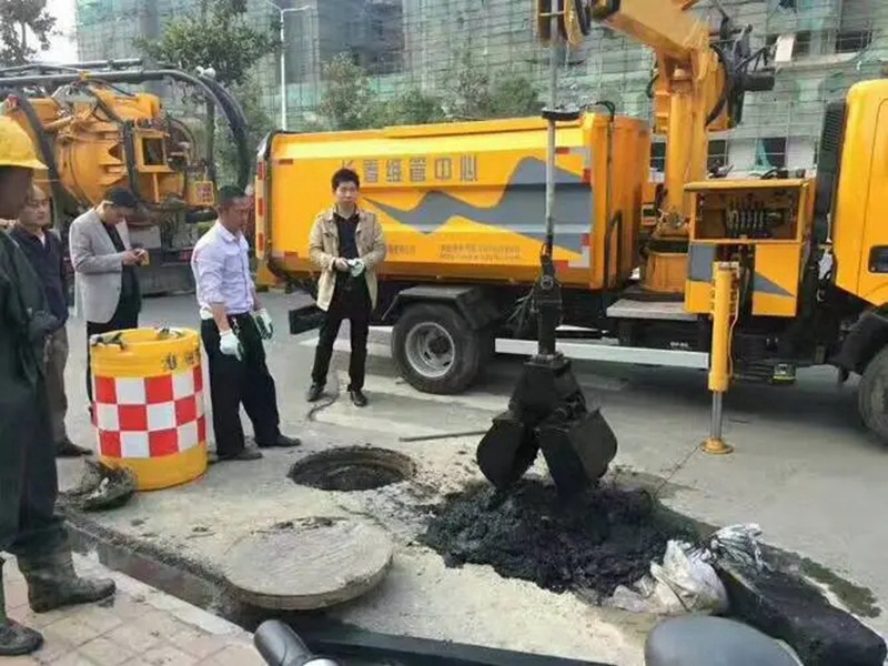 合江街道：网格员化身“清道夫”，为民解忧疏通“堵心”化粪池