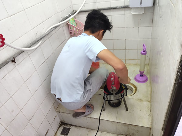 合江肥皂掉到马桶里把马桶堵住了怎么办？马桶堵住了怎么办