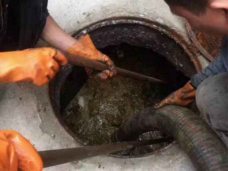 合江清理化粪池时如何避免沼气的危害？